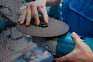 Как заменить колесо угловой шлифовальной машины?